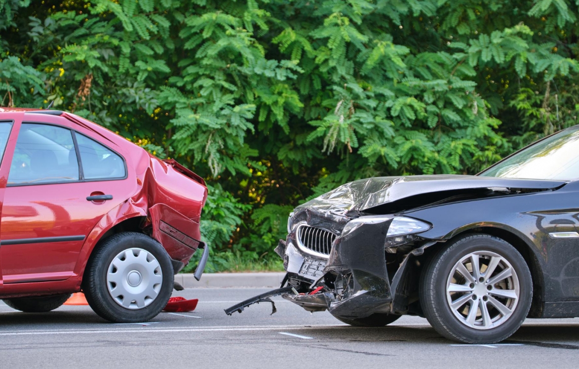 Tragiczny wypadek na trasie Wróżewy-Krotoszyn: samochód zderzył się z drzewem