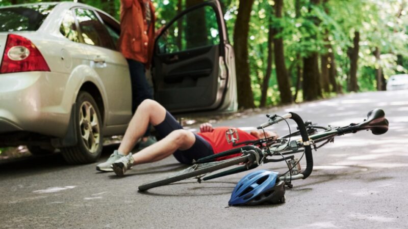 Nieszczęśliwy wypadek na ul. Raszkowskiej w Krotoszynie: 69-letni rowerzysta zderzył się z samochodem