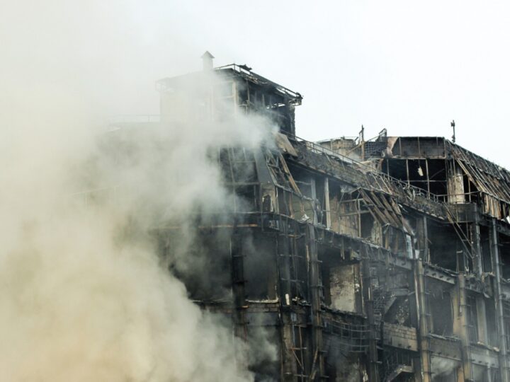 W Zalesiu Małym (gm. Kobylin) wybuchł pożar w fabryce Bolsius. Sześć jednostek straży pożarnej skierowano na miejsce zdarzenia