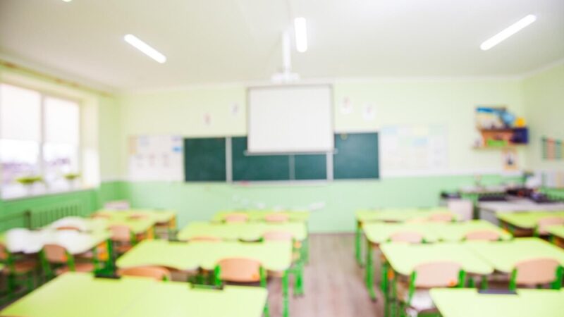 Dyrektorzy oświaty uhonorowali emerytki za lata pracy