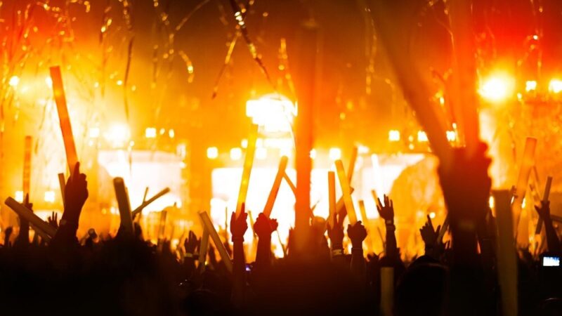 Muzyczne wspomnienia: Koncert fortepianowy „Przeboje naszych mam” z Karoliną Ziemlicką i Panem Olkiem