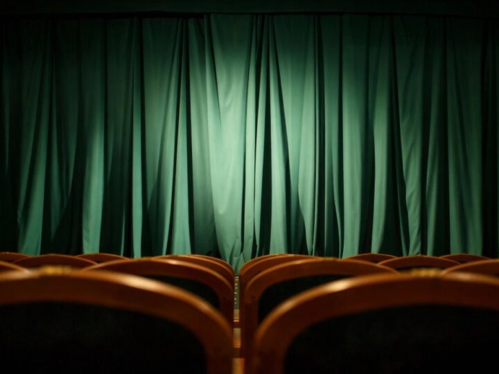 Immunokracja: Teatralna Medytacja nad Kryzysem Społecznym