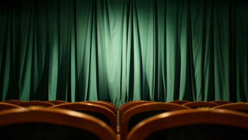 Immunokracja: Teatralna Medytacja nad Kryzysem Społecznym