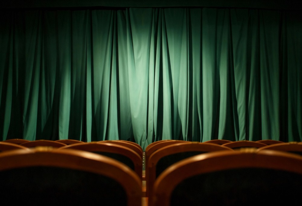 Immunokracja: Teatralna Medytacja nad Kryzysem Społecznym